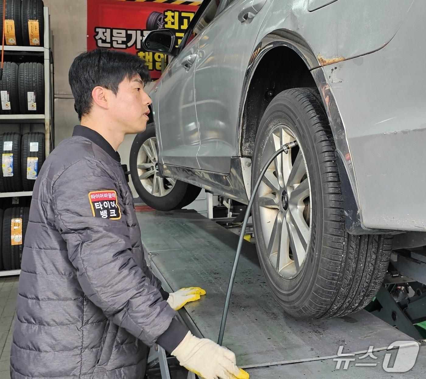 본문 이미지 - 타이어 점검 모습.(타이어뱅크 제공. 재판매 및 DB금지)/뉴스1