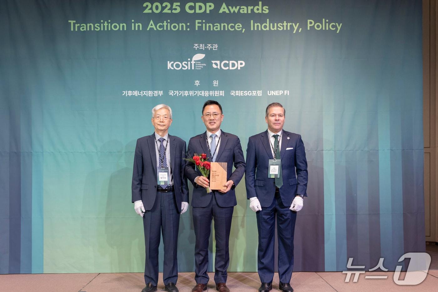 본문 이미지 - 10일 앰배서더 서울 풀만 호텔에서 열린 '2025 CDP 코리아 어워드'에서 유정선 금호타이어 미래성장사업부문 상무(가운데)가 기념 사진을 촬영하는 모습(금호타이어 제공)