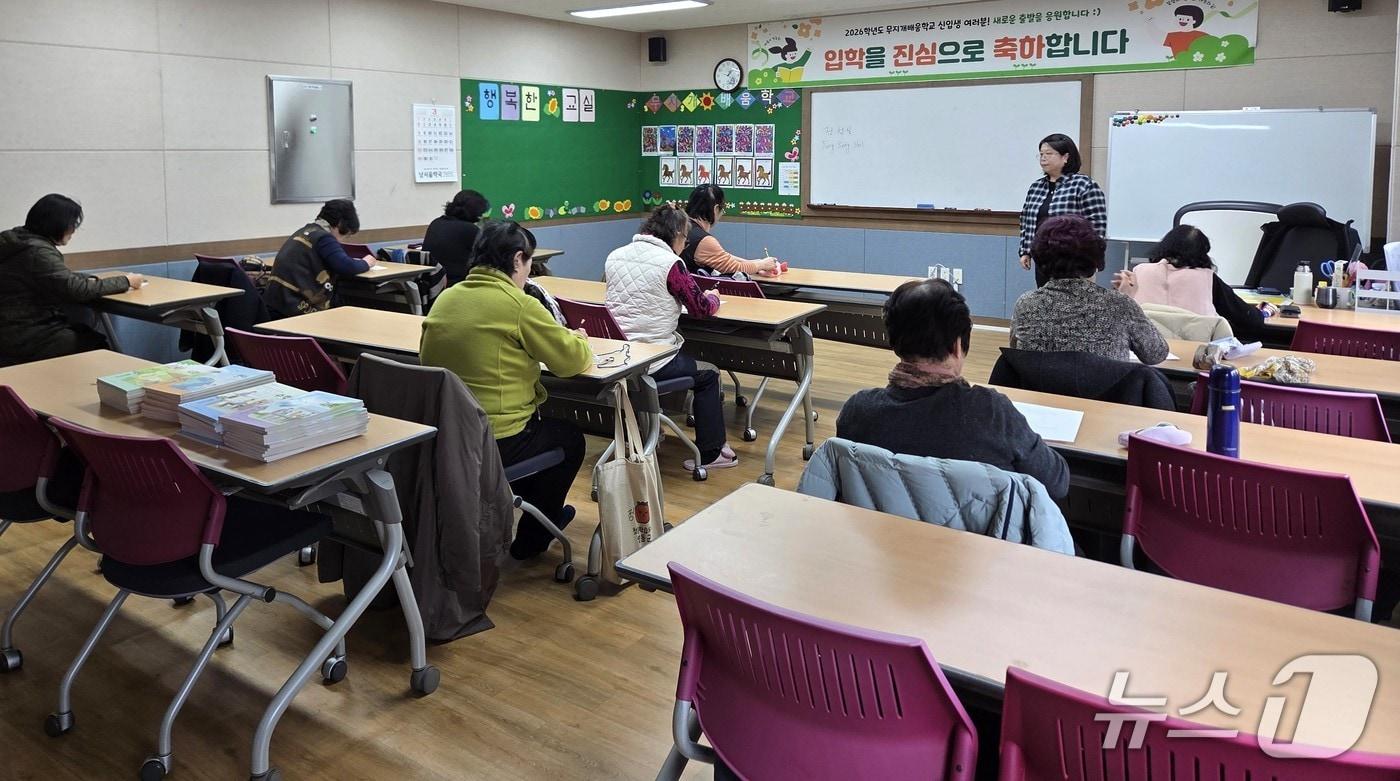 본문 이미지 - 중학학력인정반 교육과정 장면(영동군 제공. 재판매 및 DB금지)  