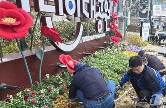 본문 이미지 -  부산시설공단이 어린이대공원 입구에서 환경정비를 진행하는 모습. (부산시설공단 제공. 재판매 및 DB금지)