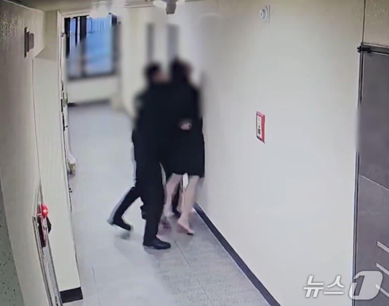 본문 이미지 - 피의자 검거 현장. (경기 광명경찰서 제공. 재판매 및 DB 금지) 2026.3.11/뉴스1