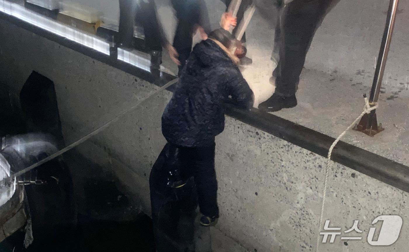 본문 이미지 - 11일 오전 1시 35분쯤 전남 진도군 임회면 서망항 인근 해상에서 해상에 추락한 낚시객을 목포해경이 구조하고 있다.(목포해경 제공. 재판매 및 DB 금지)
