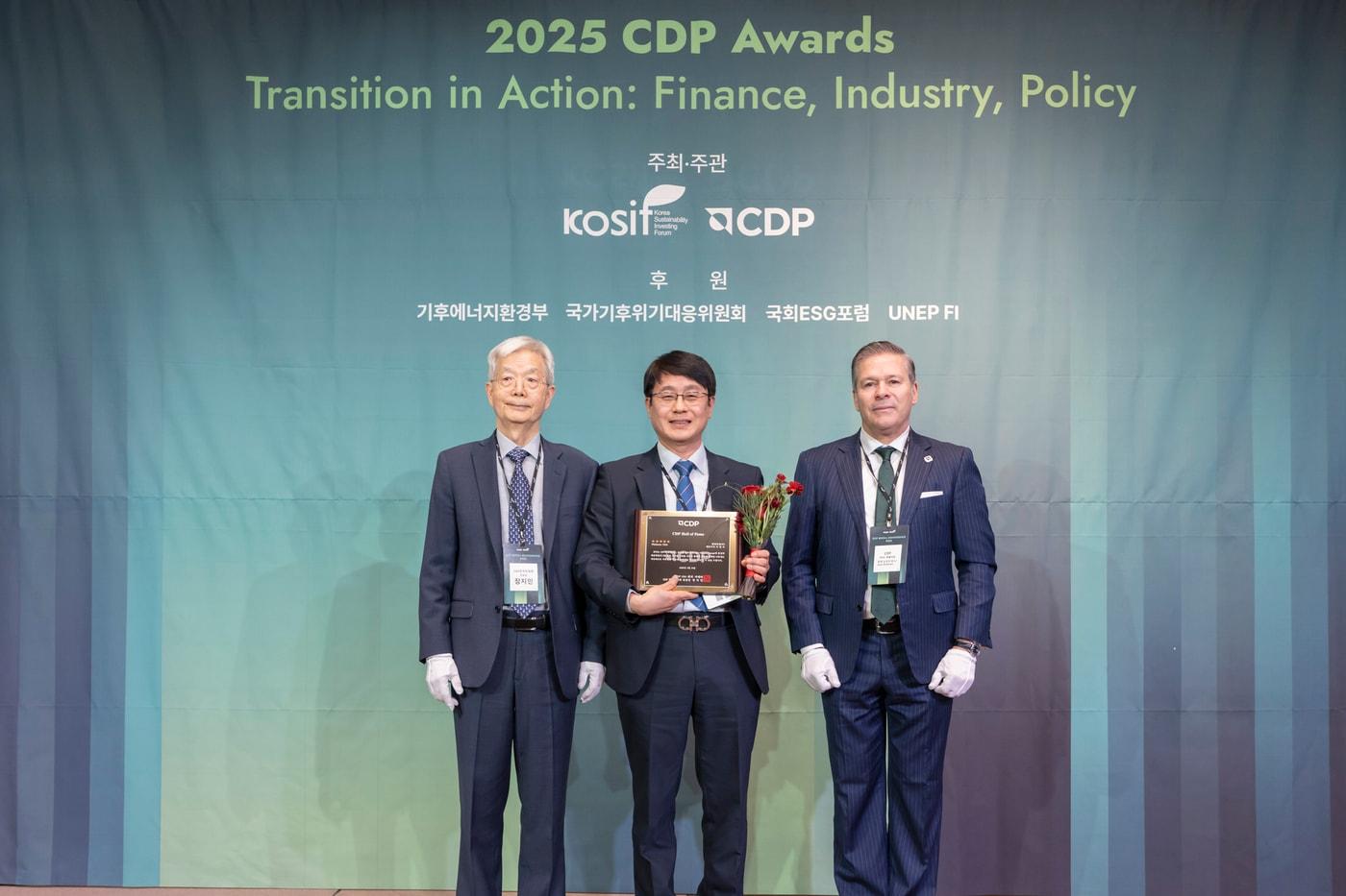 본문 이미지 - 김제영 현대건설 안전수행지원실 상무(가운데)가 CDP 한국위원회 주요 관계자들과 기념사진을 촬영하고 있다.(현대건설 제공) 뉴스1 ⓒ News1 