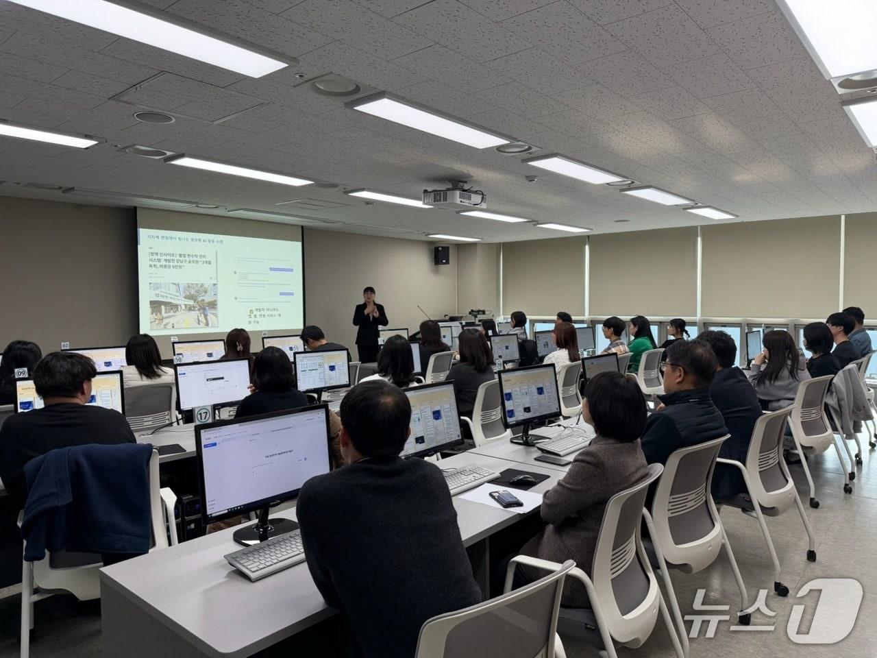 본문 이미지 - 용산구는 지난 2월 '용산GPT' 활용 확산을 위해 직원과 간부를 대상으로 실습 중심 교육을 실시했다.(용산구 제공)