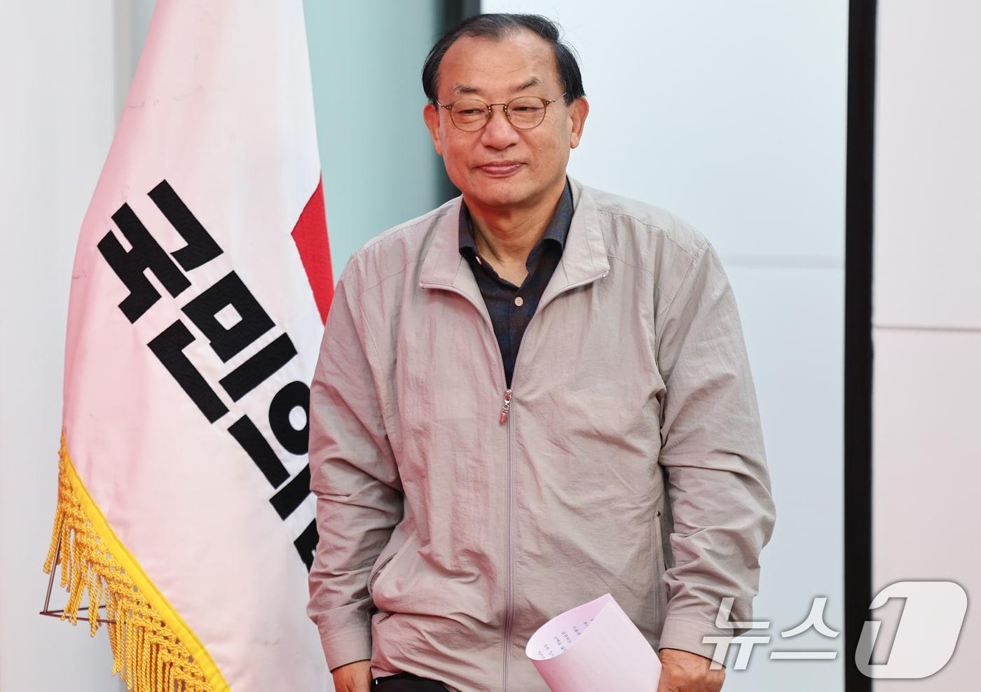 본문 이미지 - 이정현 국민의힘 공천관리위원장이 11일 서울 여의도 국민의힘 당사에서 공천 관렴 심사 결과와 일정 등을 발표하기 위해 기자회견장에 들어서고 있다. 2026.3.11 ⓒ 뉴스1 김도우 기자