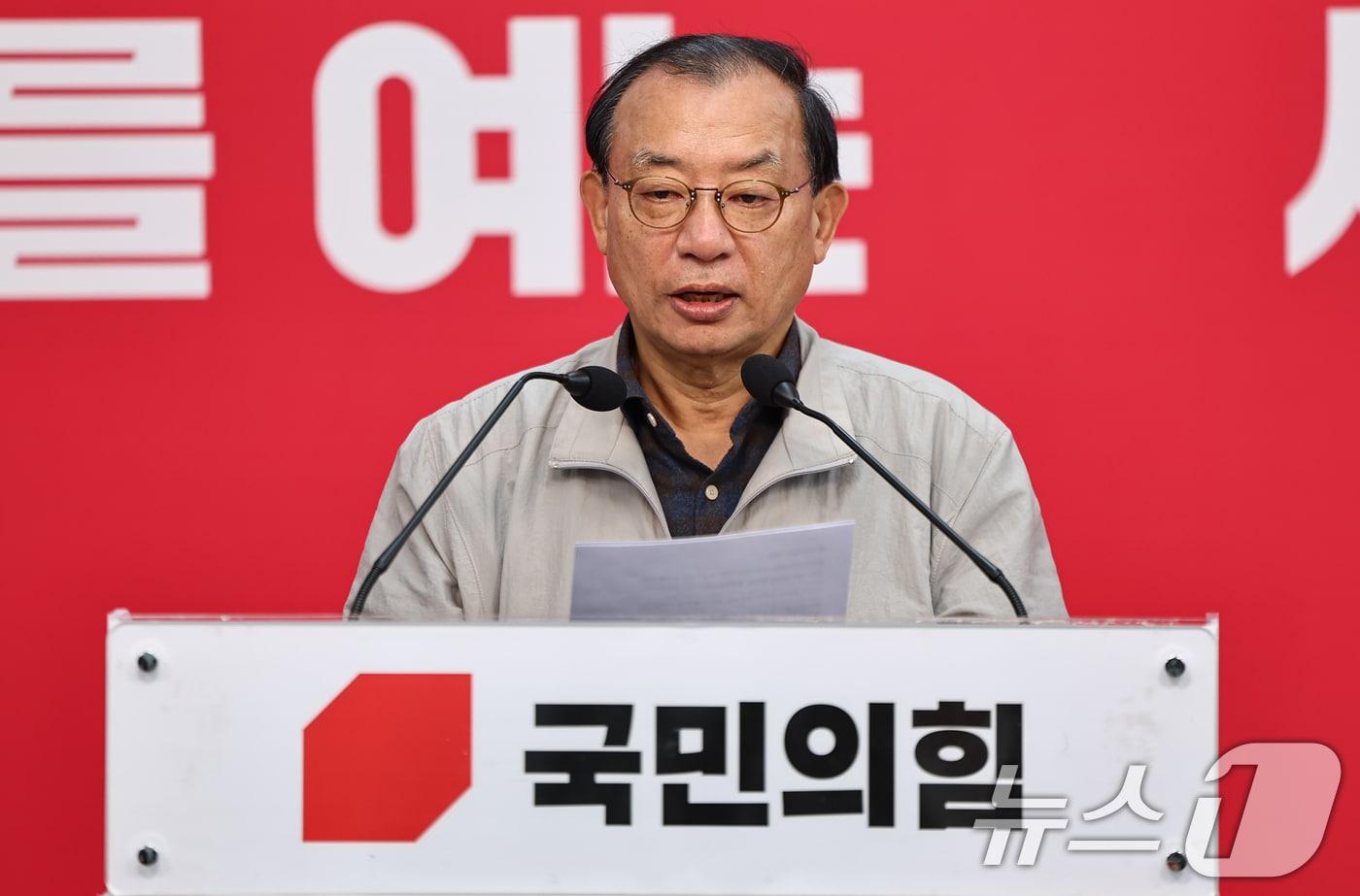 본문 이미지 - 이정현 국민의힘 공천관리위원장이 11일 서울 여의도 국민의힘 당사에서 공천 관렴 심사 결과와 일정 등을 발표하고 있다. 2026.3.11 ⓒ 뉴스1 김도우 기자