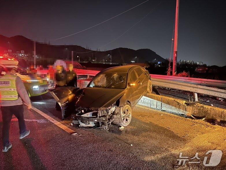 본문 이미지 - 지난 10일 김해시 흥동의 한 도로에서 교통사고가 발생해 1명이 숨지고 2명이 다쳤다. 사진은 사고 현장 모습.(경남소방본부 제공. 재판매 및 DB금지)