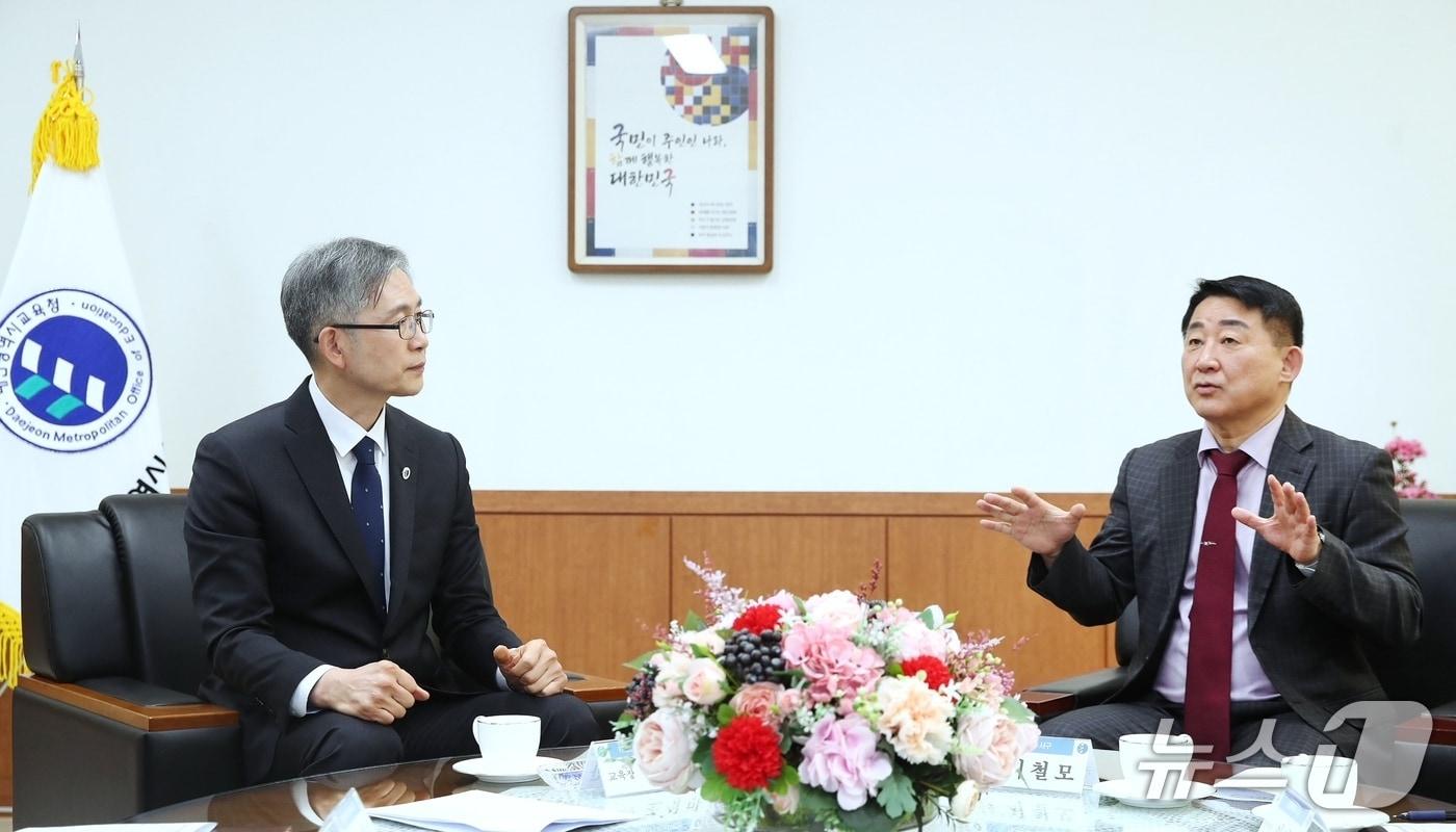 본문 이미지 - 서철모 서구청장이 서부교육지원청 청사에서 학생 지원망 구축 업무 협약에 앞서 조성만 서부교육장과 면담을 하고 있다.(서구 제공. 재판매 및 DB금지)/뉴스1