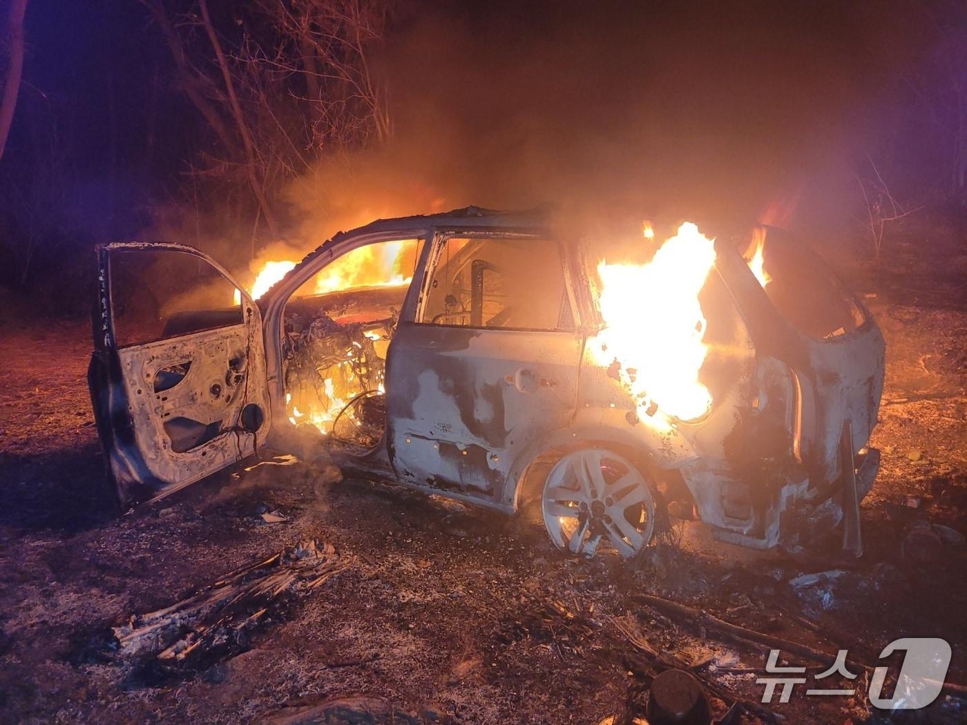 본문 이미지 - 10일 오후 8시 14분쯤 창녕군 영산면의 한 저수지 공터에 주차된 차량에서 불이 났다. 사진은 불이 난 차량 모습.(경남소방본부 제공. 재판매 및 DB금지)