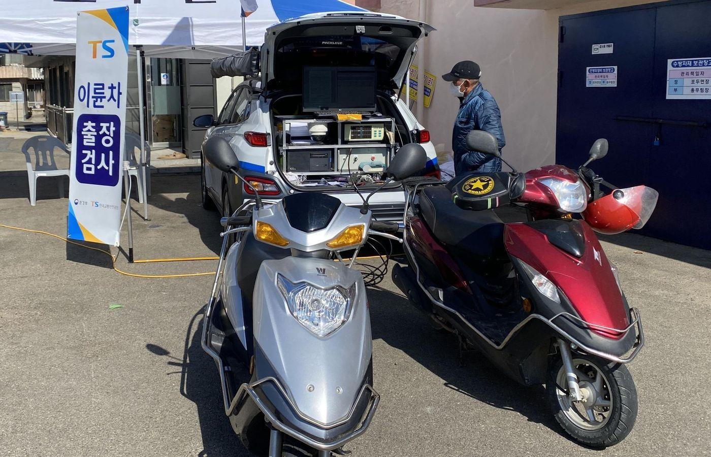 본문 이미지 - 한국교통안전공단 이륜자동차 검사 모습.(한국교통안전공단 제공)뉴스1ⓒ news1
