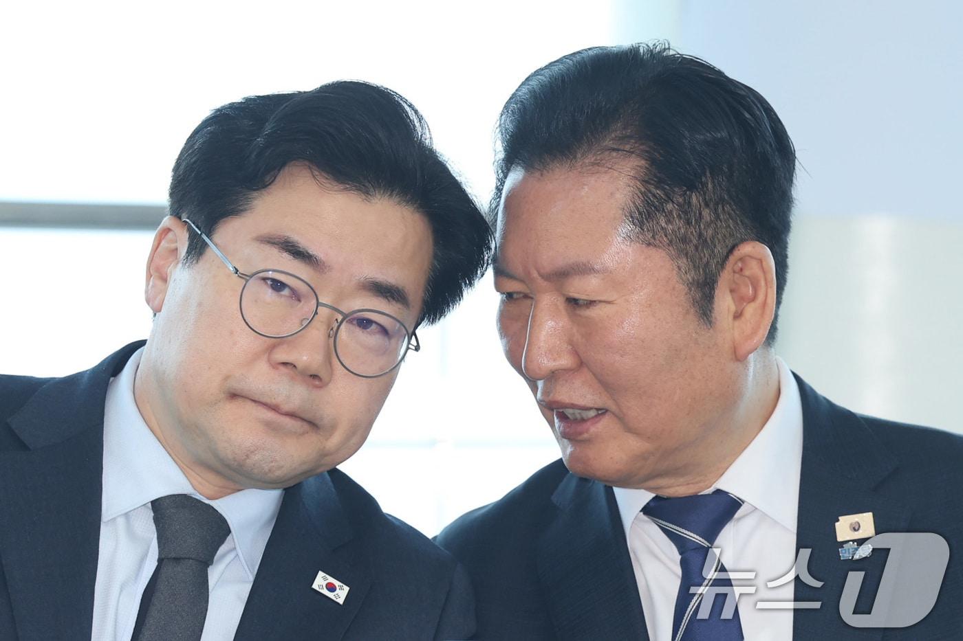 본문 이미지 - 정청래 더불어민주당 대표와 인천시장 후보로 공천된 박찬대 의원이 11일 인천 강화군 강화평화전망대에서 열린 현장 최고위원회의에서 발언하고 있다. 2026.3.11 ⓒ 뉴스1 신웅수 기자