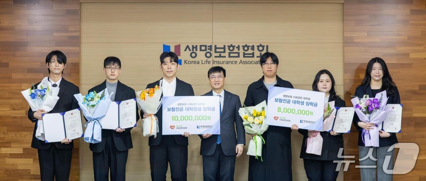 본문 이미지 - (왼쪽부터) 목원대 부동산금융보험학과 류이현(학부), 건국대 법학과 문경훈(대학원), 경희대 경영학과 이태주(대학원), 생명보험협회 김철주 회장, 한양대 보험계리학과 오지석(학부), 고려대 보험계리금융공학협동과정 이시은(대학원), 숭실대 정보통계‧보험수리학과 노현서(학부)/사진제공=생명보험협회