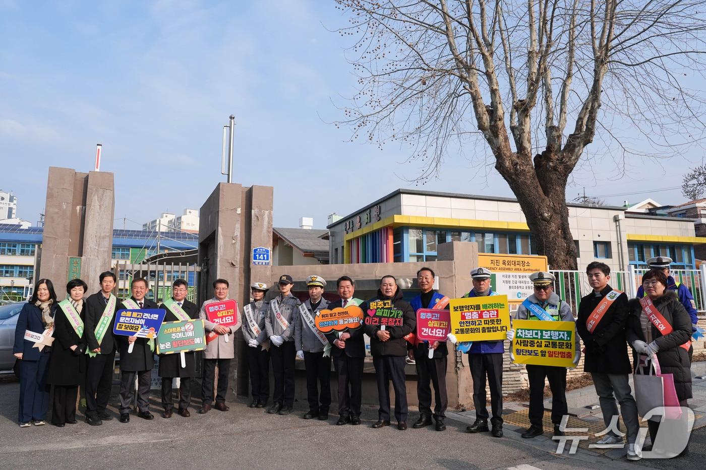 본문 이미지 - 강원특별자치도교육청, 등하굣길 안전 캠페인.(도교육청 제공, 재판매 및 DB금지)