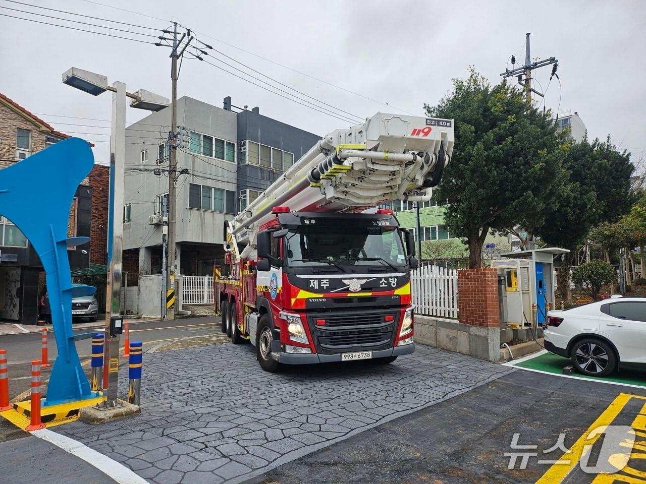 본문 이미지 - 제주 제일고 소방차 전용로(제주소방본부 제공. 재판매 및 DB금지)/뉴스1