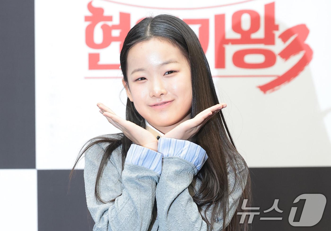 본문 이미지 - 가수 이수연이 11일 오전 서울 마포구 상암 스탠포드호텔에서 진행된 MBN 서바이벌 예능 ‘현역가왕3’ 기자간담회에서 포즈를 취하고 있다. ‘현역가왕3’은 트롯 TOP7을 뽑는 기존 오디션을 넘어, 대한민국 장르별 톱티어 현역 가수들이 태극마크를 놓고 맞붙는 국가대표 선발 서바이벌 음악 예능이다. 2026.3.11 ⓒ 뉴스1 권현진 기자