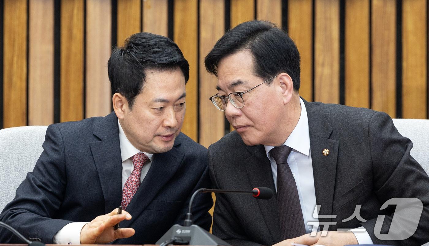 본문 이미지 - 장동혁 국민의힘 대표가 11일 서울 여의도 국회에서 열린 지역발전 영입 인재 환영식에서 송언석 원내대표와 대화하고 있다. 2026.3.11 ⓒ 뉴스1 이승배 기자
