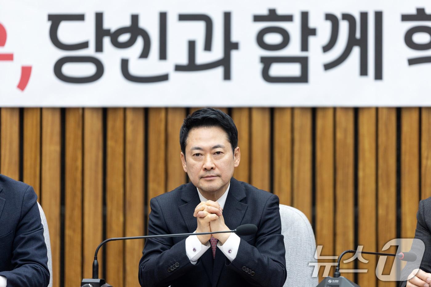 본문 이미지 - 장동혁 국민의힘 대표가 11일 서울 여의도 국회에서 열린 지역발전 영입 인재 환영식에 참석해 생각에 잠겨있다. 2026.3.11 ⓒ 뉴스1 이승배 기자