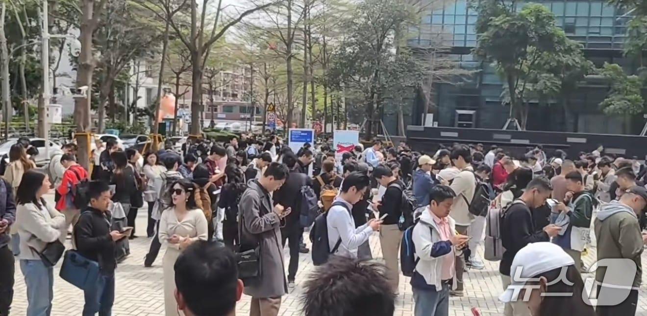 지난 6일 광둥성 선전시 텐센트 본사 앞에서 오픈클로 무료 설치 이벤트에 약 1000명이 몰렸다. (샤오훙슈 갈무리)