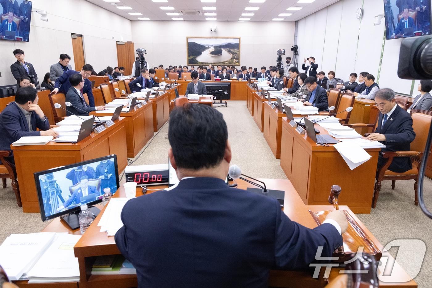 본문 이미지 - 11일 서울 여의도 국회에서 열린 제433회국회(임시회) 농림축산식품해양수산위원회 제1차 전체회의에서 어기구 위원장이 의사봉을 두드리고 있다. 2026.3.11 ⓒ 뉴스1 이승배 기자