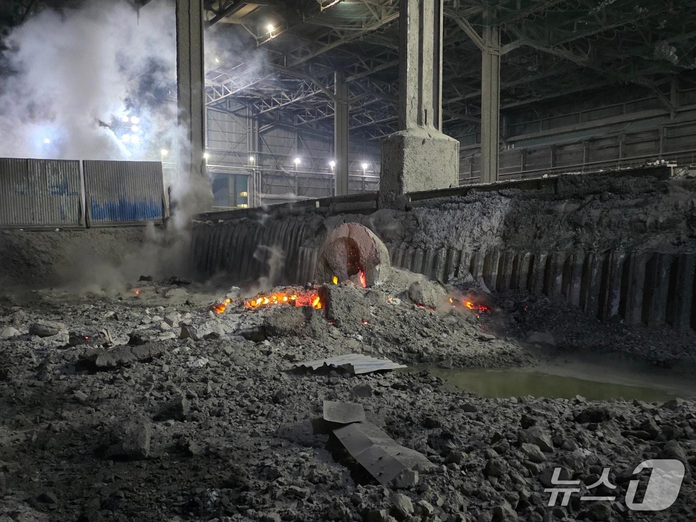 본문 이미지 - 10일 오후 7시 54분쯤 인천시 동구 현대제철 내 슬러그 처리장에서 화재가 발생했다.(인천소방본부 제공. 재배포 및 DB금지)2026.3.11/뉴스1