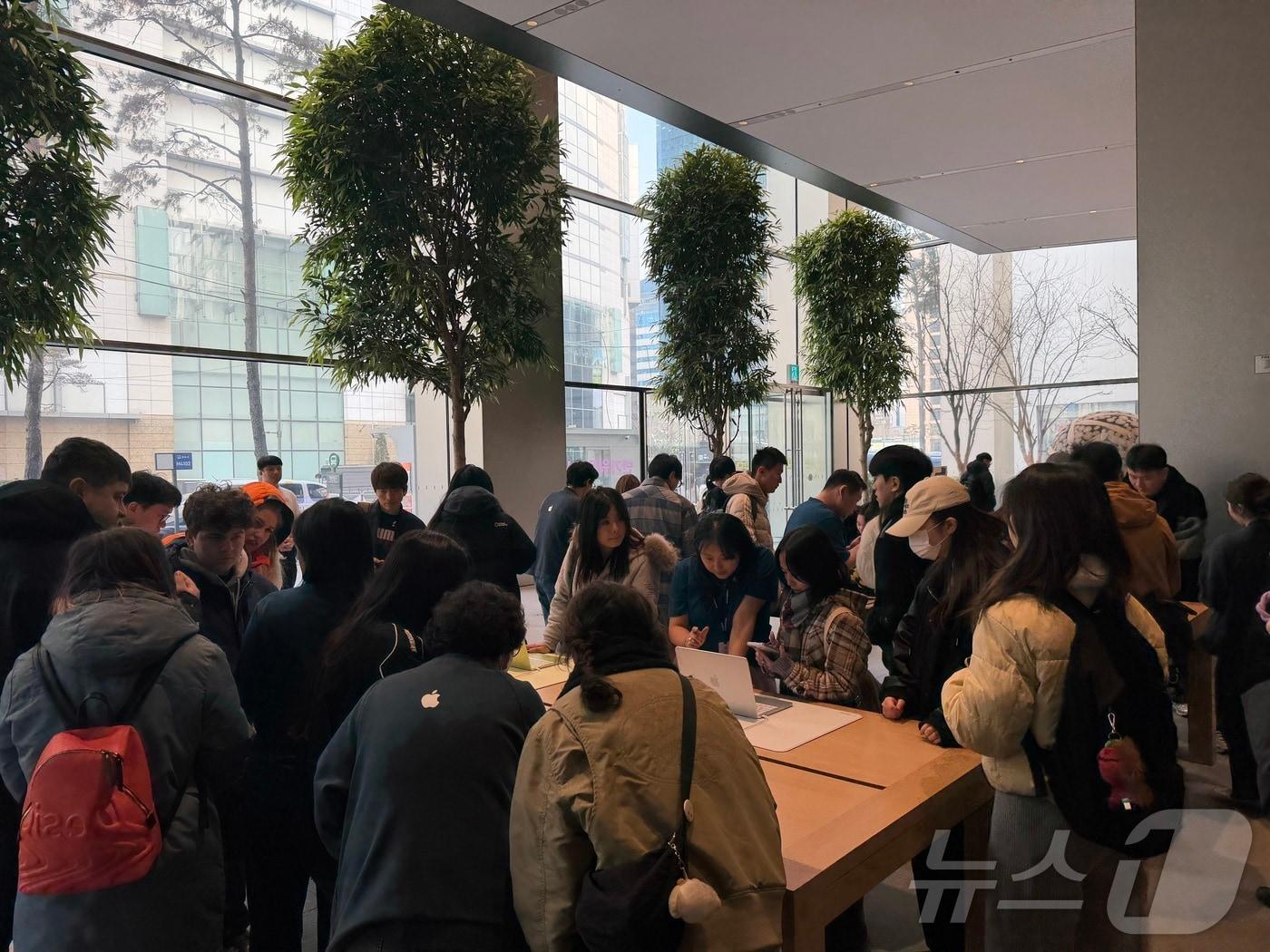 본문 이미지 - 11일 서울 중구 명동 애플스토어에서 고객들이 애플의 신제품 '맥북 네오'를 살펴보고 있다. 2026.03.11 ⓒ 뉴스1