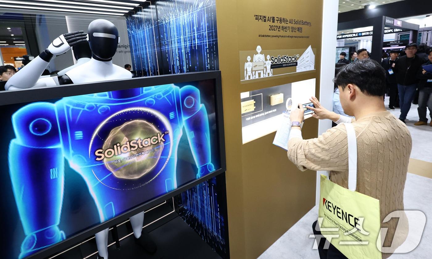 본문 이미지 - 11일 서울 코엑스에서 열린 인터배터리 2026에서 삼성SDI 부스를 찾은 사람들이 전고체 배터리 제품을 살펴보고 있다. 올해로 14회를 맞이하는 국내 최대 규모 배터리 전시회 인터배터리 2026은 오는 13일까지 3일간 개최된다. 2026.3.11 ⓒ 뉴스1 최지환 기자