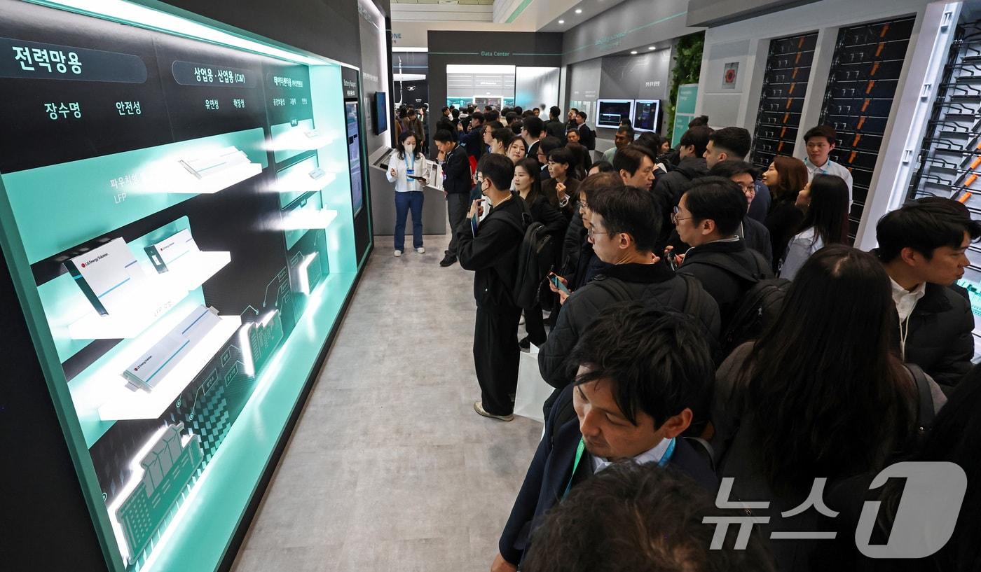 본문 이미지 - 11일 서울 코엑스에서 열린 인터배터리 2026에서 LG에너지솔루션 부스를 찾은 사람들이 배터리 제품을 살펴보고 있다. 올해로 14회를 맞이하는 국내 최대 규모 배터리 전시회 인터배터리 2026은 오는 13일까지 3일간 개최된다. 2026.3.11 ⓒ 뉴스1 최지환 기자