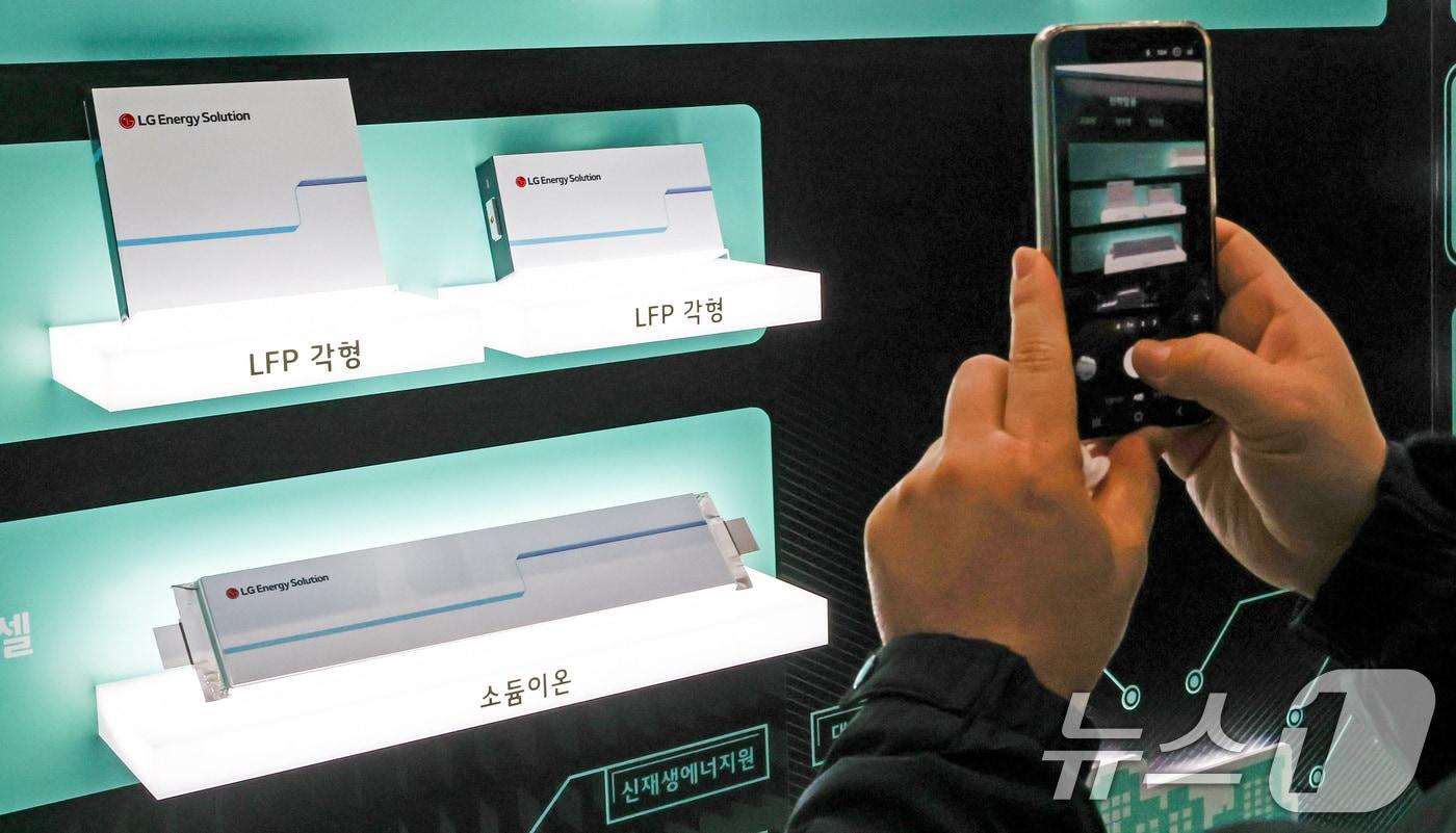본문 이미지 - 11일 서울 코엑스에서 열린 인터배터리 2026에서 LG에너지솔루션 부스를 찾은 사람들이 배터리 제품을 살펴보고 있다. 2026.3.11 ⓒ 뉴스1 최지환 기자