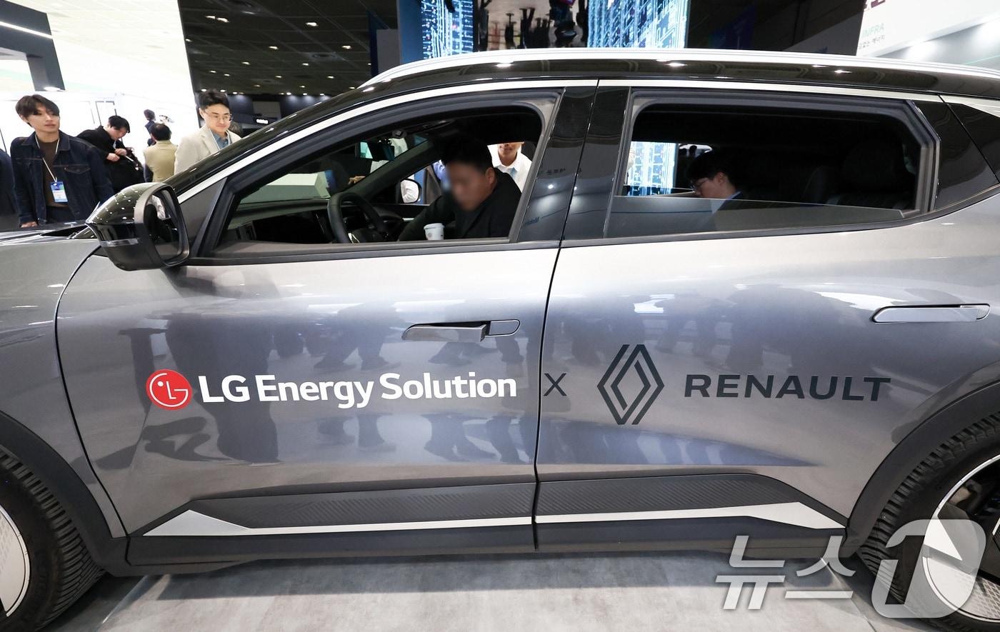 본문 이미지 - 11일 서울 코엑스에서 열린 인터배터리 2026에서 LG에너지솔루션 부스를 찾은 사람들이 LG에너지솔루션 배터리를 탑재한 르노 전기차를 살펴보고 있다.  2026.3.11 ⓒ 뉴스1 최지환 기자