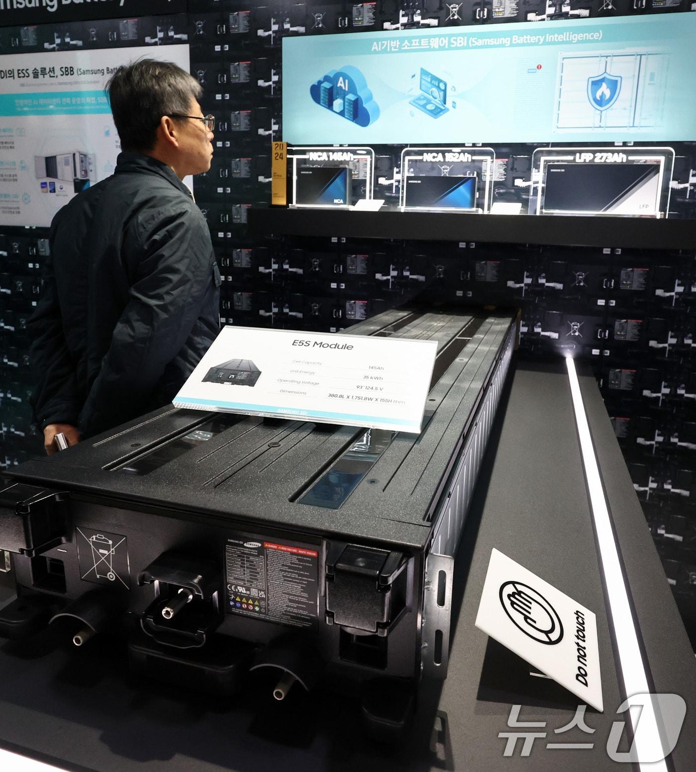 본문 이미지 - 지난달  서울 코엑스에서 열린 인터배터리 2026에서 삼성SDI 부스를 찾은 사람들이 에너지저장장치(ESS) 제품을 살펴보고 있다. 2026.3.11 ⓒ 뉴스1 최지환 기자