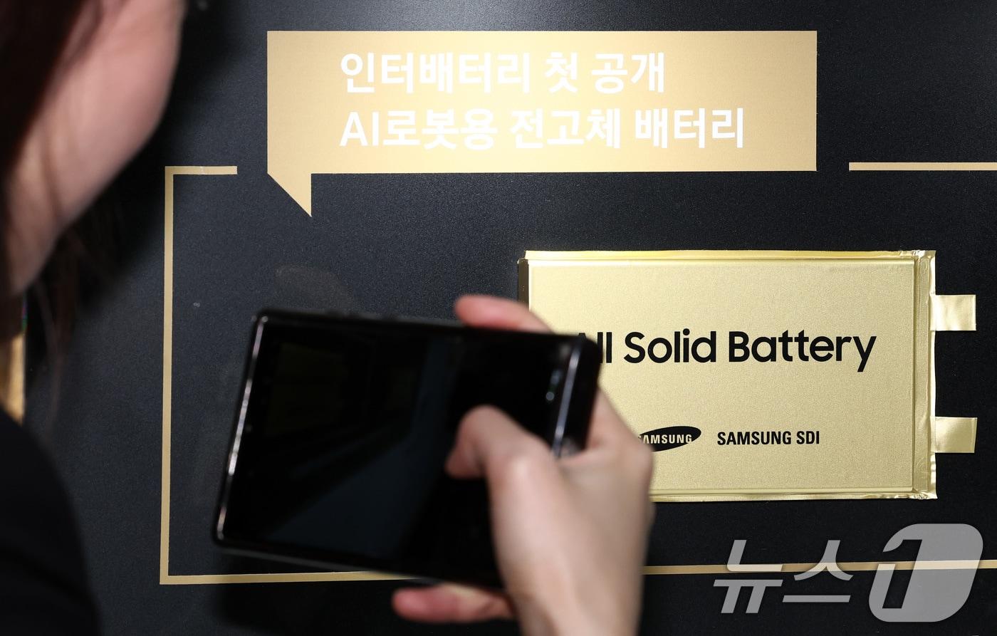 본문 이미지 - 11일 서울 코엑스에서 열린 인터배터리 2026에서 삼성SDI 부스를 찾은 사람들이 전고체 배터리 제품을 살펴보고 있다. 올해로 14회를 맞이하는 국내 최대 규모 배터리 전시회 인터배터리 2026은 오는 13일까지 3일간 개최된다. 2026.3.11 ⓒ 뉴스1 최지환 기자