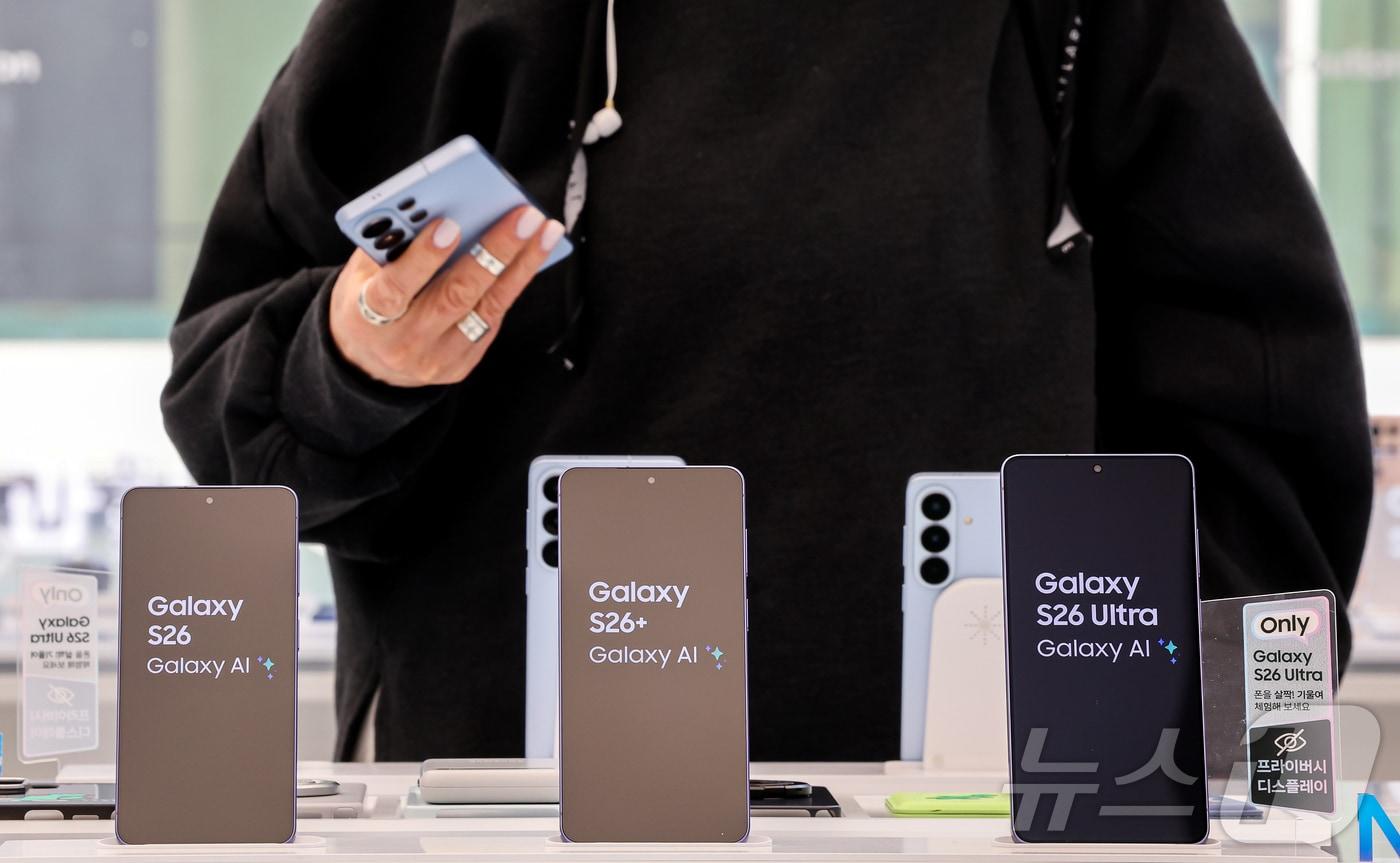 본문 이미지 - '갤럭시 S26 시리즈'가 공식 출시된 11일 서울 서초구 삼성 강남 매장에 갤럭시 S26(왼쪽부터), 갤럭시 S26 플러스, 갤럭시 S26 울트라가 진열돼 있다. 2026.3.11 ⓒ 뉴스1 김진환 기자