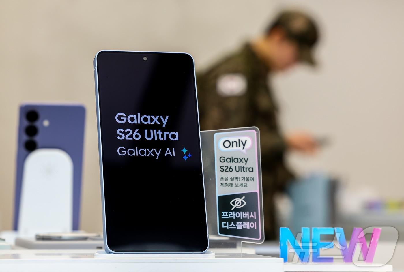 본문 이미지 - '갤럭시 S26 시리즈'가 공식 출시된 11일 서울 서초구 삼성 강남 매장에 갤럭시 S26 울트라가 진열돼 있다. 2026.3.11 ⓒ 뉴스1 김진환 기자