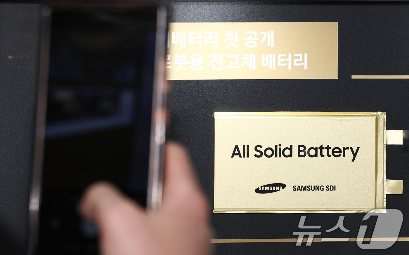 본문 이미지 - 서울 코엑스에서 열린 인터배터리 2026에서 삼성SDI 부스를 찾은 사람들이 전고체 배터리 제품을 살펴보고 있다. 2026.3.11 ⓒ 뉴스1 최지환 기자