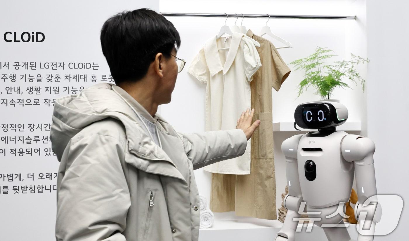 본문 이미지 - 11일 서울 코엑스에서 열린 인터배터리 2026에서 LG에너지솔루션 부스를 둘러보고 있다. 2026.3.11 ⓒ 뉴스1 최지환 기자