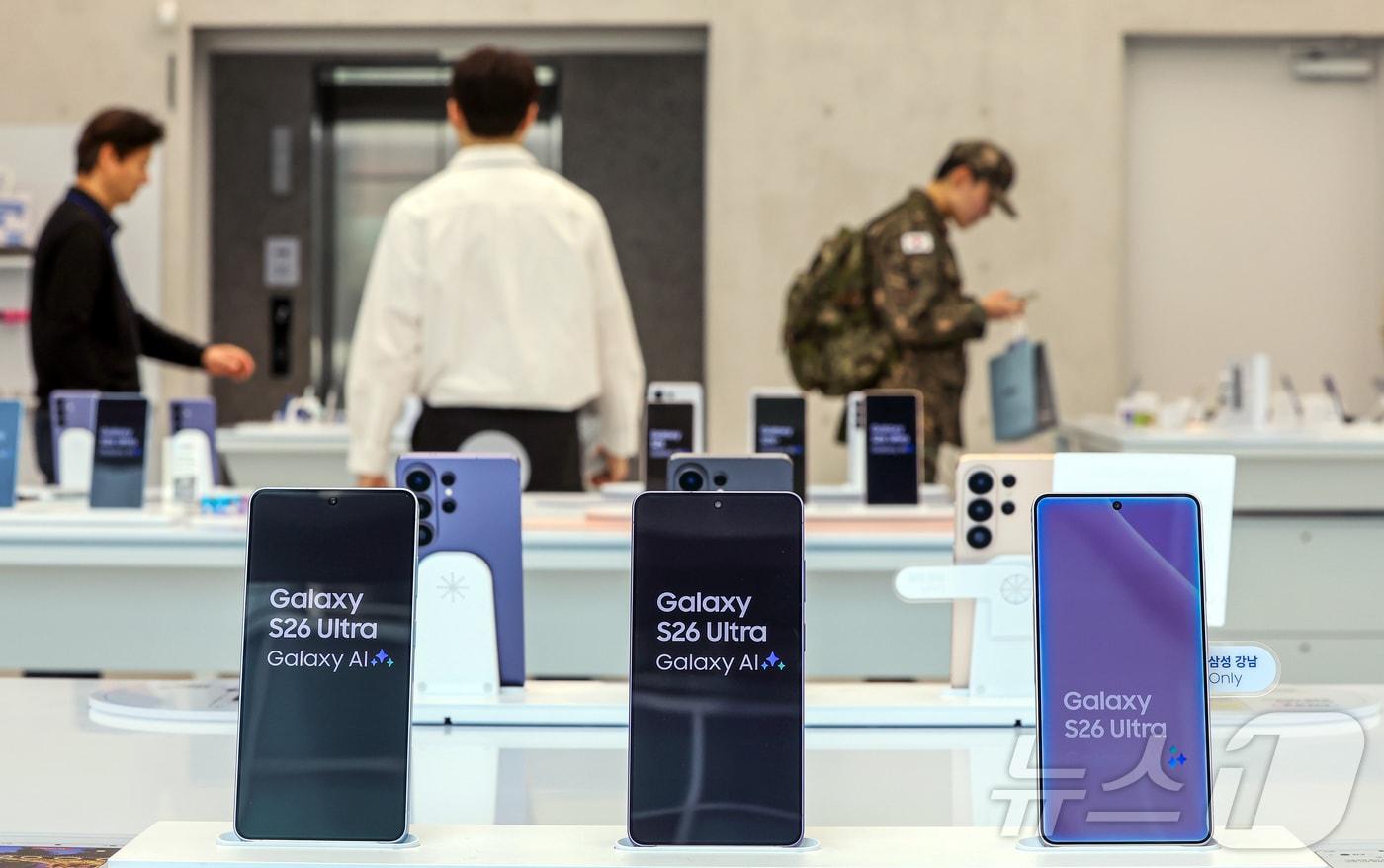 본문 이미지 - '갤럭시 S26 시리즈'가 공식 출시된 11일 서울 서초구 삼성 강남 매장에 갤럭시 S26(왼쪽부터), 갤럭시 S26 플러스, 갤럭시 S26 울트라가 진열돼 있다. 2026.3.11 ⓒ 뉴스1 김진환 기자