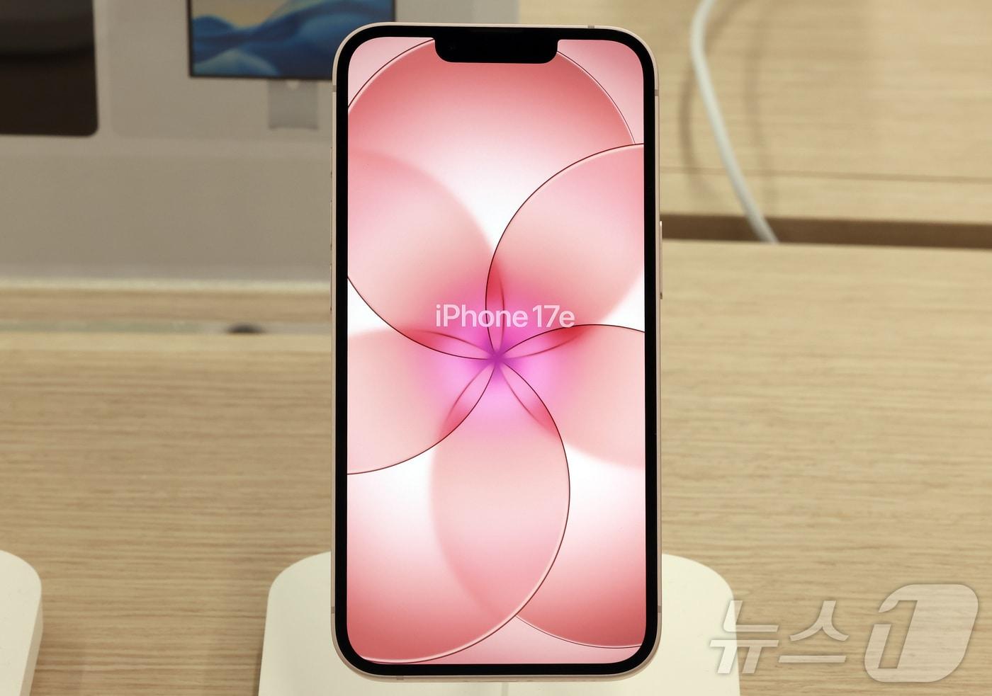 본문 이미지 - 11일 서울 서초구 프리스비 신세계 강남점에 애플의 보급형 모델인 아이폰 17e가 진열돼 있다. 2026.3.11 ⓒ 뉴스1 김진환 기자