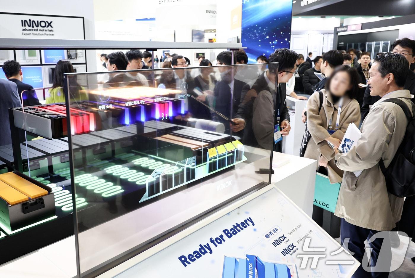 본문 이미지 - 11일 서울 코엑스에서 열린 인터배터리 2026에서 관람객들이 부스를 둘러보고 있다. 올해로 14회를 맞이하는 국내 최대 규모 배터리 전시회 인터배터리 2026은 오는 13일까지 3일간 개최된다. 2026.3.11 ⓒ 뉴스1 최지환 기자