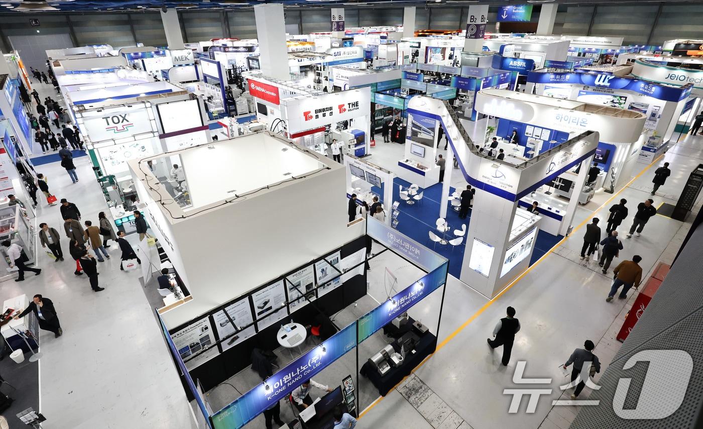 본문 이미지 - 11일 서울 코엑스에서 열린 인터배터리 2026에서 관람객들이 부스를 둘러보고 있다. 올해로 14회를 맞이하는 국내 최대 규모 배터리 전시회 인터배터리 2026은 오는 13일까지 3일간 개최된다. 2026.3.11 ⓒ 뉴스1 최지환 기자