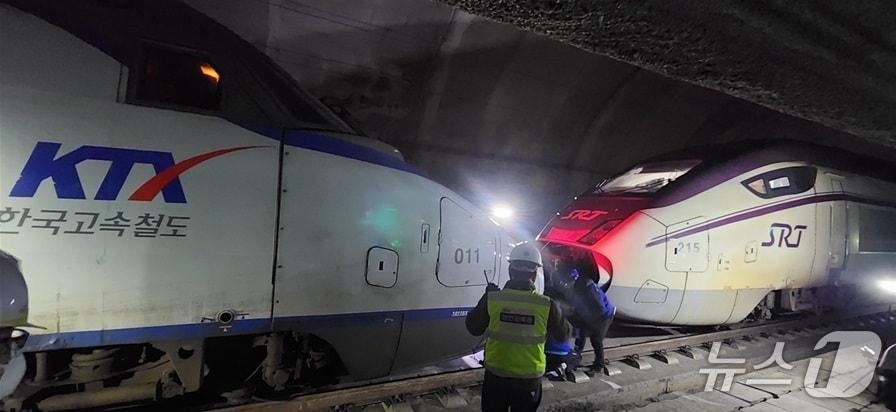 본문 이미지 - 코레일이 11일 새벽 수서평택고속선 율현터널에서 KTX와 SRT 연결 관련 비상대응 훈련을 실시했다.(한국철도공사 제공.재판매 및 DB금지)/뉴스1