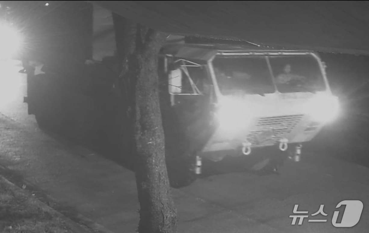 본문 이미지 - 지난 3일 경북 성주기지에 배치된 고고도미사일방어체계 사드(THAAD) 발사대 6대 등 호송 대열이 지난 3일 오전 0시 30분쯤 기지를 빠져나오는 모습. 2026.3.11./ⓒ 뉴스1(독자 제공)