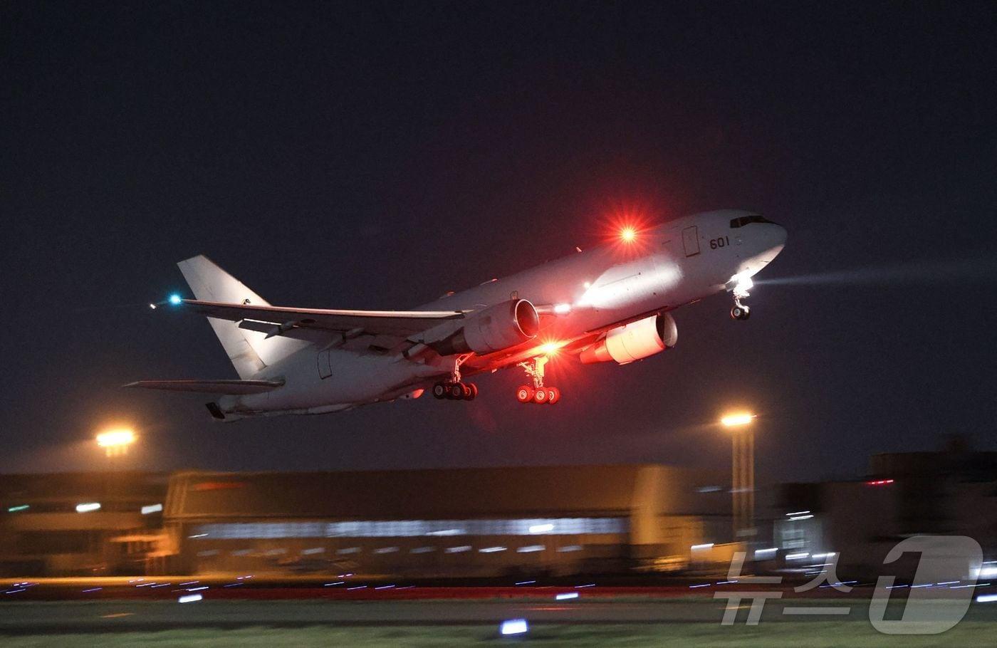 본문 이미지 - 미국과 이란 간 전쟁에 일본이 항공자위대 항공기가 8일(현지시간) 아이치현 고마키 기지에서 중동에 체류 중인 일본인 대피를 지원하기 위해 이륙하고 있다. 2026.3.8. ⓒ 뉴스1 ⓒ AFP=뉴스1