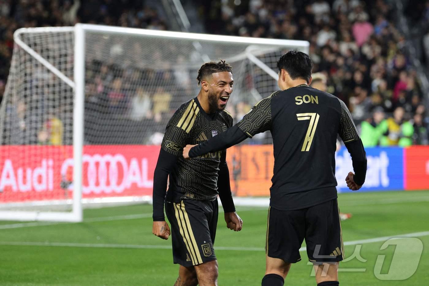 본문 이미지 - 흥부듀오가 골을 합작했다. ⓒ AFP=뉴스1