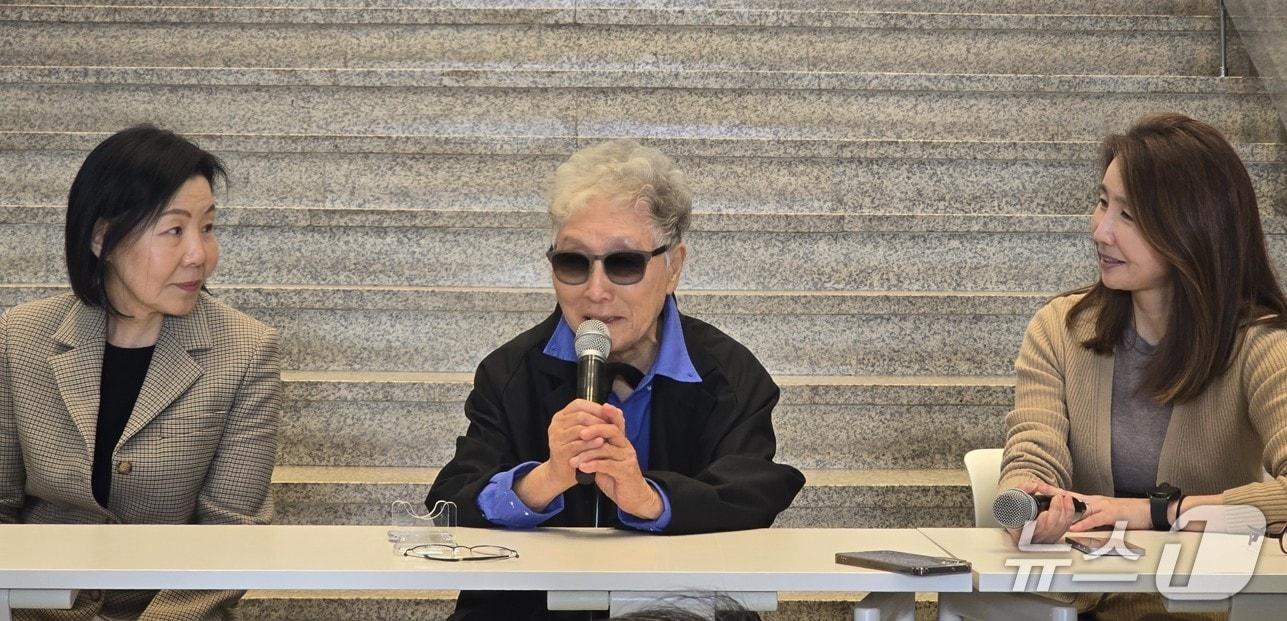 본문 이미지 - 11일 호암미술관에서 가진 기자간담회에서 김윤신이 작품에 대한 열정을 드러내고 있다. ⓒ 뉴스1 김정한 기자