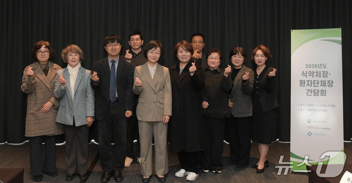 본문 이미지 - 식품의약품안전처는 11일 서울 서초 엘타워에서 한국희귀·난치성질환연합회 및 한국환자단체연합회 소속 대표들과 환자 중심의 식의약 정책을 공유하고 의견을 수렴하기 위한 간담회를 개최했다고 밝혔다.(식품의약품안전처 제공)