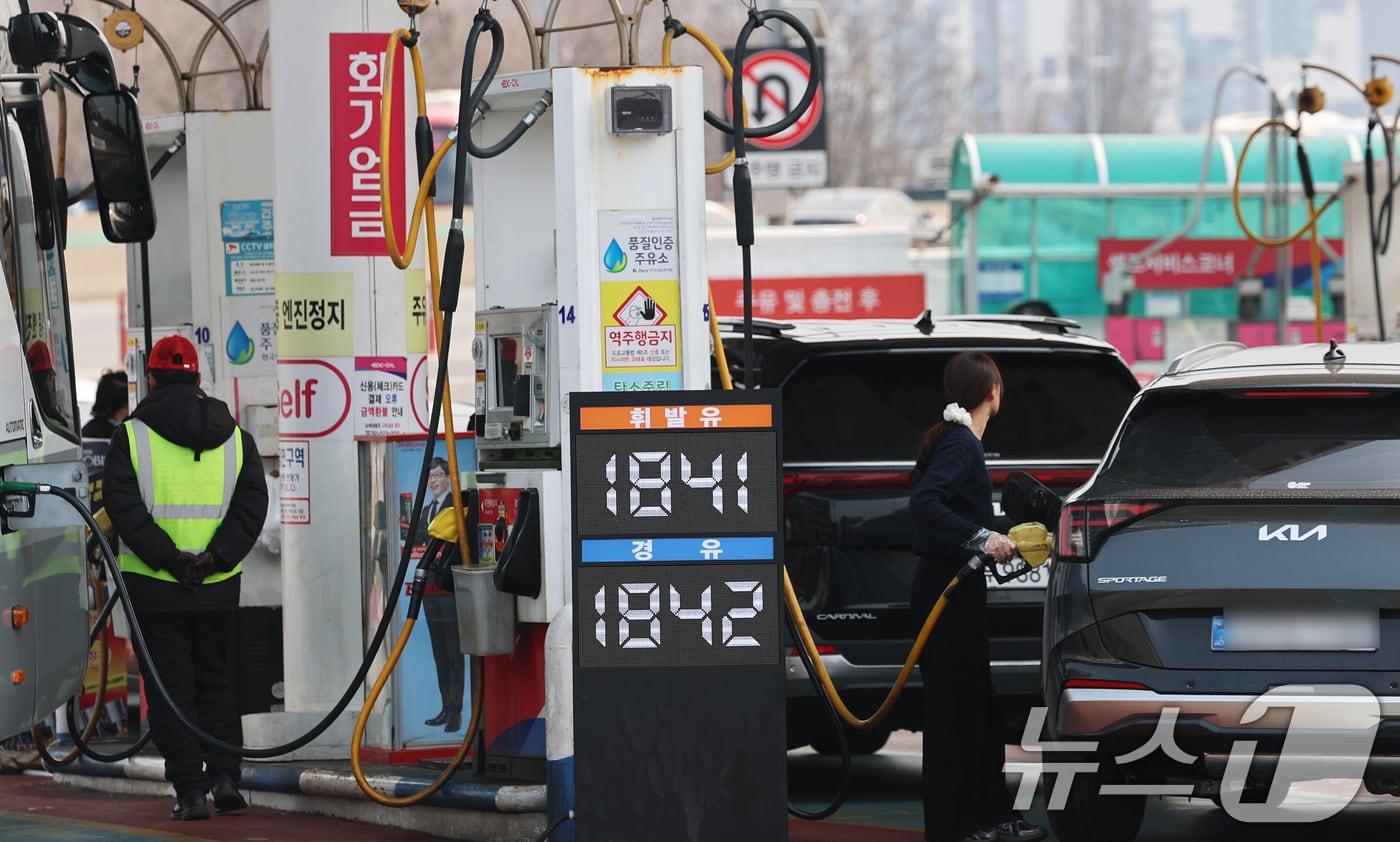 본문 이미지 - 중동 사태로 급등했던 전국 평균 휘발유와 경유 가격이 11일 만에 하락 전환한 11일 오후 서울 서초구 경부고속도로 만남의광장 휴게소 내 주유소에서 운전자들이 주유를 하고 있다. 유가정보시스템 오피넷에 따르면 이날 12시 기준 전국 주유소 평균 휘발유 가격은 1905.83원으로 전일 1906.95원 대비 1.12원 내렸다. (사진은 기사 내용과 무관함). 2026.3.11 ⓒ 뉴스1 오대일 기자