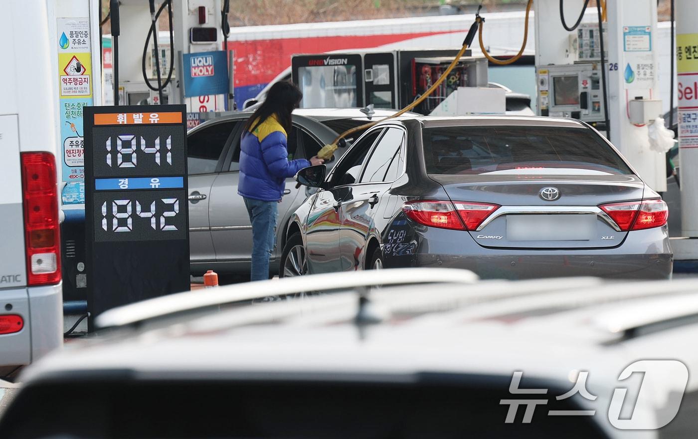 본문 이미지 - 중동 사태로 급등했던 전국 평균 휘발유와 경유 가격이 11일 만에 하락 전환한 11일 오후 서울 서초구 경부고속도로 만남의광장 휴게소 내 주유소에서 운전자들이 주유를 하고 있다. 2026.3.11 ⓒ 뉴스1 오대일 기자