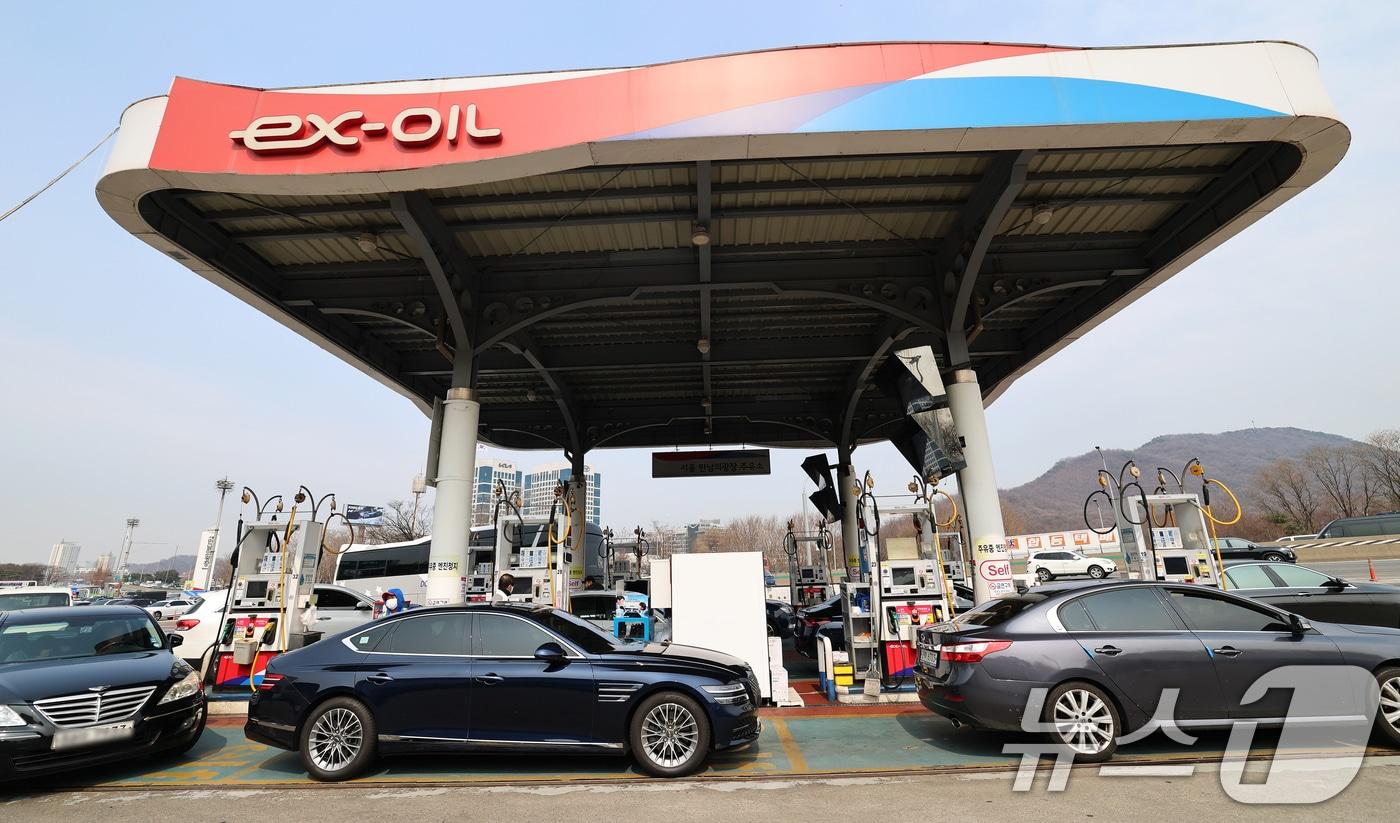 본문 이미지 - 11일 서울 서초구 경부고속도로 만남의광장 휴게소 내 주유소에서 운전자들이 주유를 하고 있다. 2026.3.11 ⓒ 뉴스1 오대일 기자