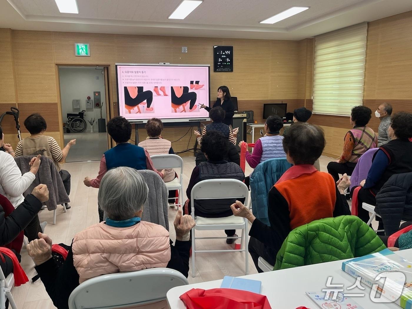 본문 이미지 - 쌩쌩백세 넘치는 웃음 건강 교실 프로그램 모습.(동구 제공. 재판매 및 DB금지)/뉴스1