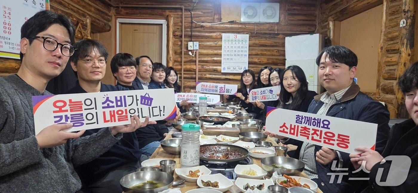 본문 이미지 - 강원 강릉시 기업지원과 소비촉진 캠페인.(강릉시 제공, 재판매 및 DB 금지) 2026.3.11/뉴스1